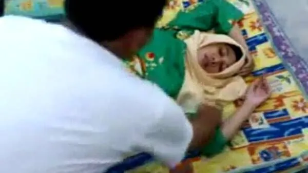 Indonesian hijab girl first time sex with boyfriend video